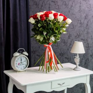 15 trandafiri alb-rosu