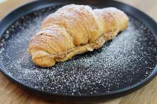 Croissant cu caramel sărat și biscuiți