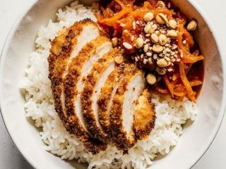 Kura w panko z ryżem i marchewką marynowaną (470g)