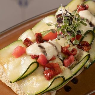 Focaccia De Calabacín Con Ajoblanco Y Tomate Asado