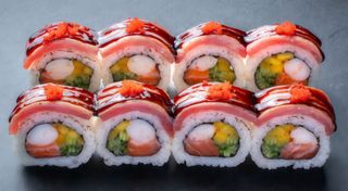 Роял-рол з тунцем, лососем та креветкою