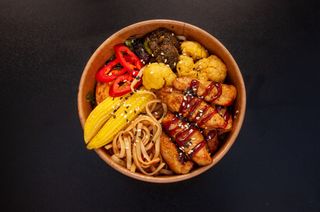 Удон з куркою та соусом унагі 450г