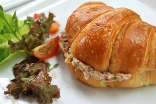 კრუასანი სალათათი და თუნათი