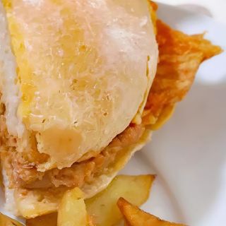 Bifana no Pão com Batata Frita