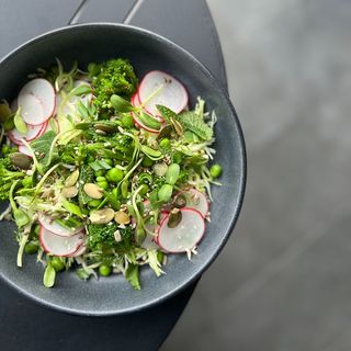 Салат з молодої капусти з редискою  ( 250 г )