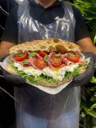 Crudo, stracciatella, pomodori, rucola