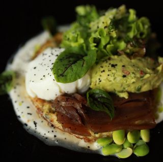 Оладка з цукіні з тунцем , яйцем пашот та гуакамоле