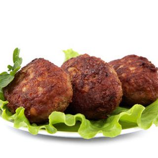 Телешки кюфтета (2бр) със свежа салата (140г)