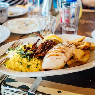 Pierś z kurczaka grillowana z oscypkiem i żurawiną,ziemniaki, surówka