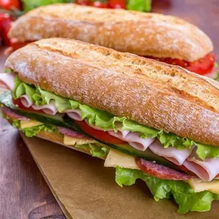 Bocadillo pavo y queso con ensalada y mayonesa 