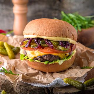 Класически чийзбургер (350г)