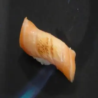 514.- Sushi Salmón Flameado (2 Pzs.)