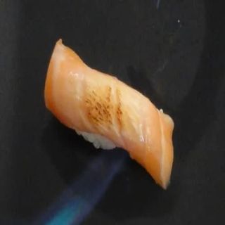 514.- Sushi Salmón Flameado (2 Pzs.)