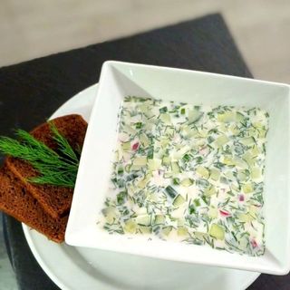 Okroshka (sopa fria a base de pollo, verduras y kéfir). Comida Artesana