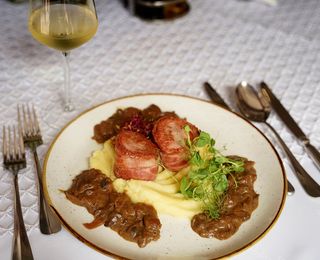 Polędwiczka wieprzowa owinięta boczkiem