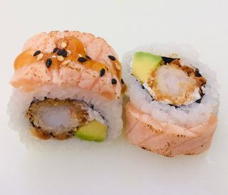 29-C Roll Salmón Tataki (8P)