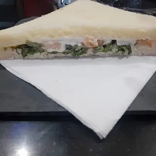 Tramezzino con gamberetti e rucola