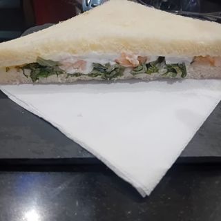 Tramezzino con gamberetti e rucola