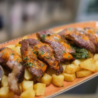 Lagarto De Cerdo Ibérico Braseado Con Mojo Picón Y Dados De Patata Al