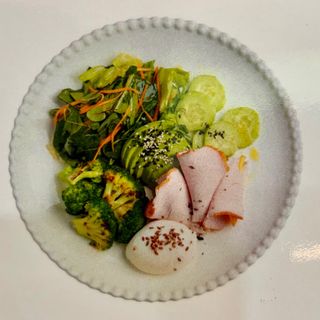 Зеленый салат с индейкой 