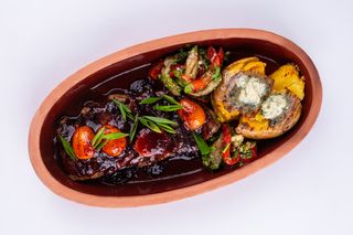 Вырезка с соусом "Ткемали" и с картофелем в мундире