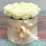 ყუთის კომპოზიცია თეთრი ვარდებით