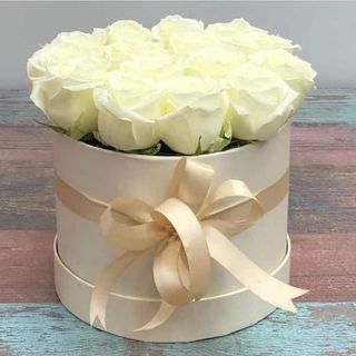 ყუთის კომპოზიცია თეთრი ვარდებით