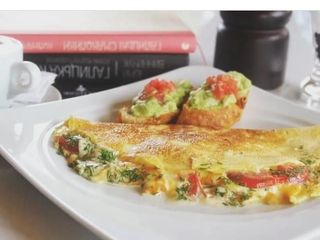 Фірмовий омлет з м'яким сиром, томатами та зеленню