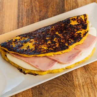 Cachapa con Queso y Jamón
