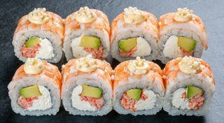 Рол з креветкою, авокадо та сурімі