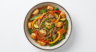 Noodles cu pui și legume