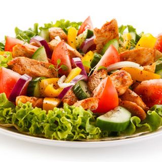 Салата от пилешко месо и краставици на лентички (300г)