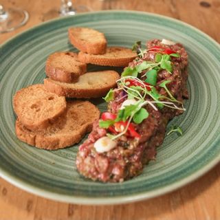 Tartar de solomillo D.0 Girona con croutons