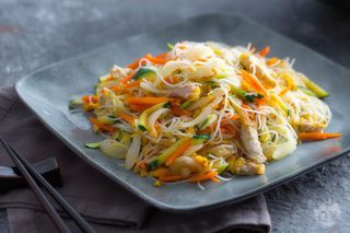 213 Spaghetti di riso con pollo piccante, uovo e verdure miste