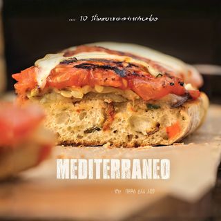 Ароматна супа с доматен биск и шафран, черни миди, скариди, калмари и дадулата от зеленчуци