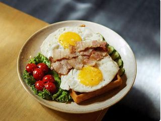 Вафля з яєшнею та беконом  (380г)