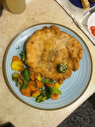 Виенски шницел със сотирани зеленчуци (350г)