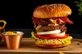 Burger de Vită Black Angus cu cartofi prăjiți