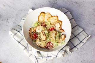 Салат "Цезарь" с куриным филе (280 гр.)