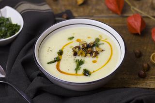 Sopa de langostino con setas chinas