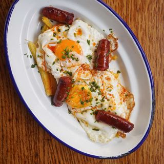 Huevos estrellados con chistorra