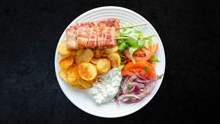 Souvlaki pui cu felii de bacon farfurie