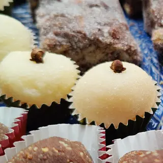 Caixa com 2 Beijinhos de Coco