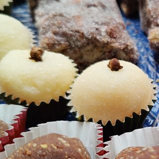 Caixa com 2 Beijinhos de Coco