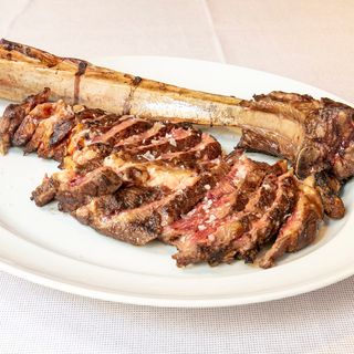 Tomahawk steak de carne roja a la parrilla. 