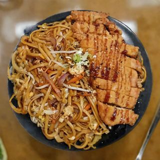 Tallarines con pollo rebozado