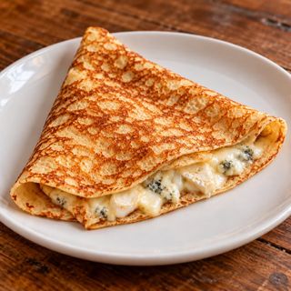 Crep Tres Quesos: Mozzarella, Brie, y Roquefort