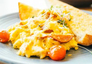 Huevos rotos con patatas (ración)