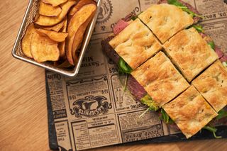 Focaccia Rosbife e Rúcula