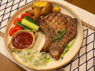 Стейк на кости приготовленный на мангале